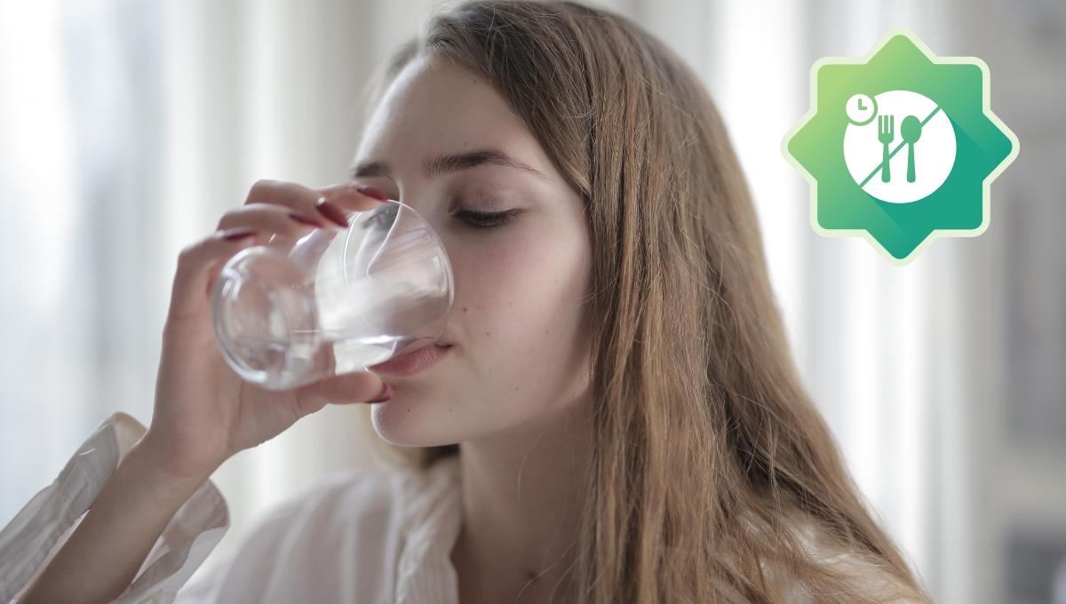 El impacto que tiene en la salud tomar agua en ayunas